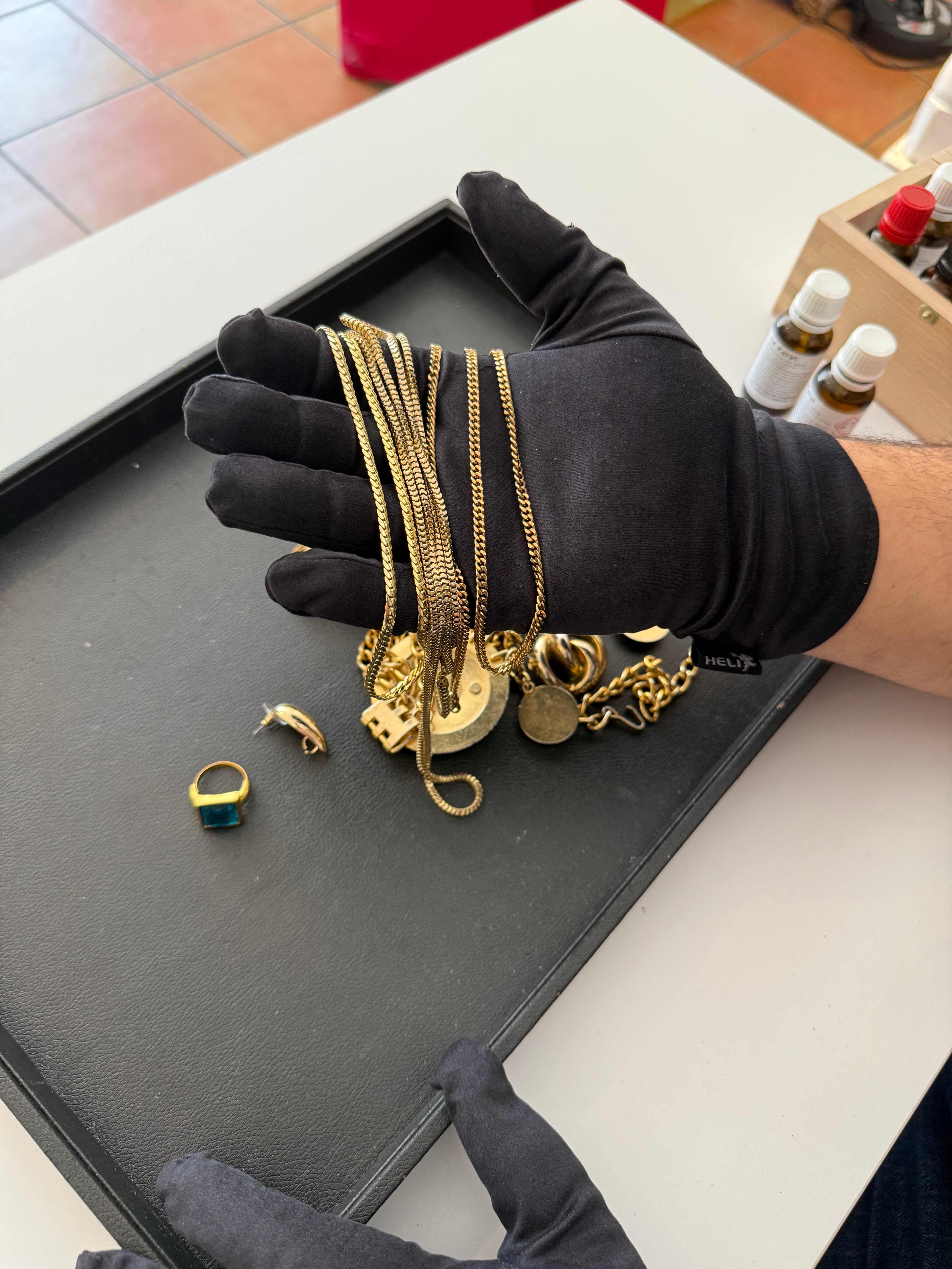Goldschmuck Ankauf Aurello Mödling — Goldketten und Schmuck auf Tablett