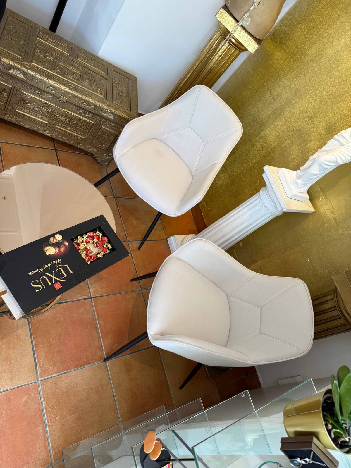 Ruhiger Wartebereich mit Sessel im Geschäft von Aurello in Mödling