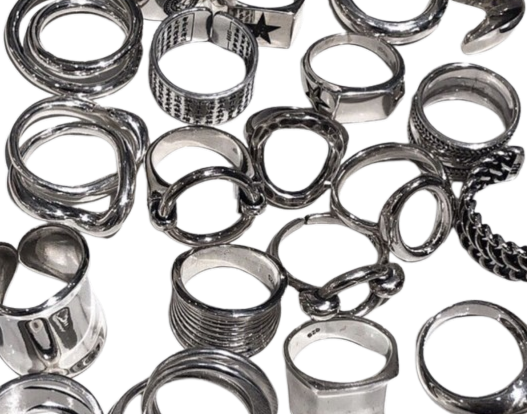 Silberner Schmuck und Ringe